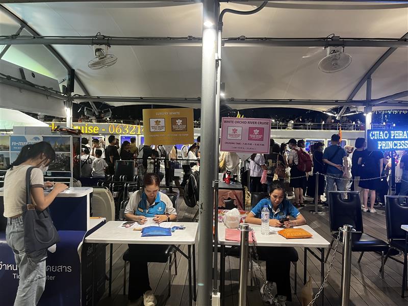 アイコンサイアム4番埠頭、ラグジュアリーホワイトクルーズの特設カウンターにてチェックイン。